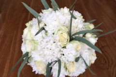 Balts pavasara līgavas pušķis - rozes, hiacintes, smalki balti ziedi, zaļumi