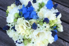 Līgavas pušķis ar baltiem un ziliem pavasara ziediem