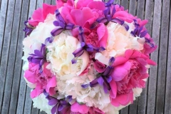 Vasarīgi košs līgavas pušķis - baltas peonijas, rozā peonijas, violeti īrisi
