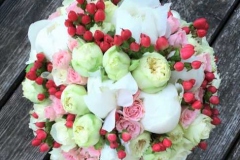 Smalks līgavas pušķis - baltas peonijas, rozā rozītes, krēmkrāsas rozītes, sarkanas ogas