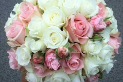 Romantisks līgavas pušķis - baltas un rozā rozes