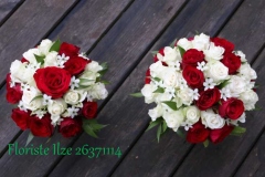 Līgavas pušķis un viltus līgavas pušķis mešanai no baltām un sarkanām rozēm